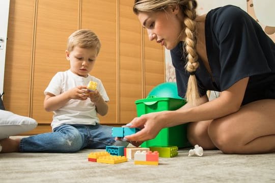 Wenn Kinder längere Zeit nicht in die Kita oder zur Schule dürfen, stellt das Familien vor Herausforderungen.