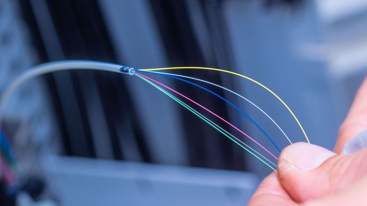 Unscheinbare Leitung mit viel Potenzial: Per Glasfaser bekommt man aktuell bis zu 1 Gigabit pro Sekunde ins Haus.