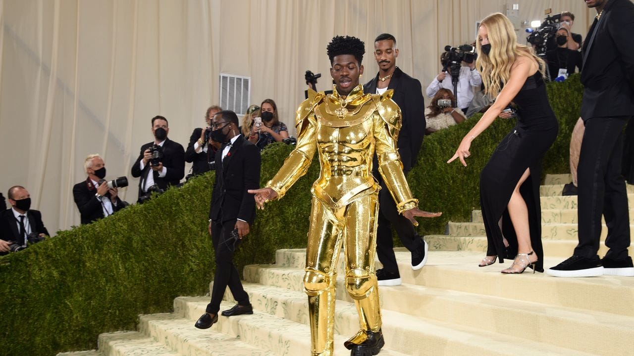 Rapper Lil Nas X in goldener Ritterrüstung. Rapper Lil Nas X in goldener Ritterrüstung.
