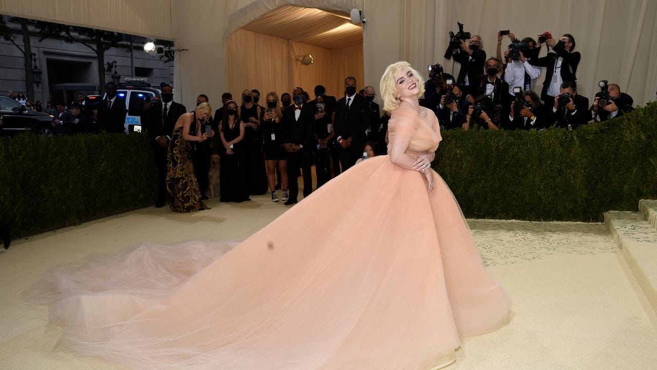 Inspiriert von Barbie: Sängerin Billie Eilish in aprikosenfarbener Hollywood-Robe. Inspiriert von Barbie: Sängerin Billie Eilish in aprikosenfarbener Hollywood-Robe.