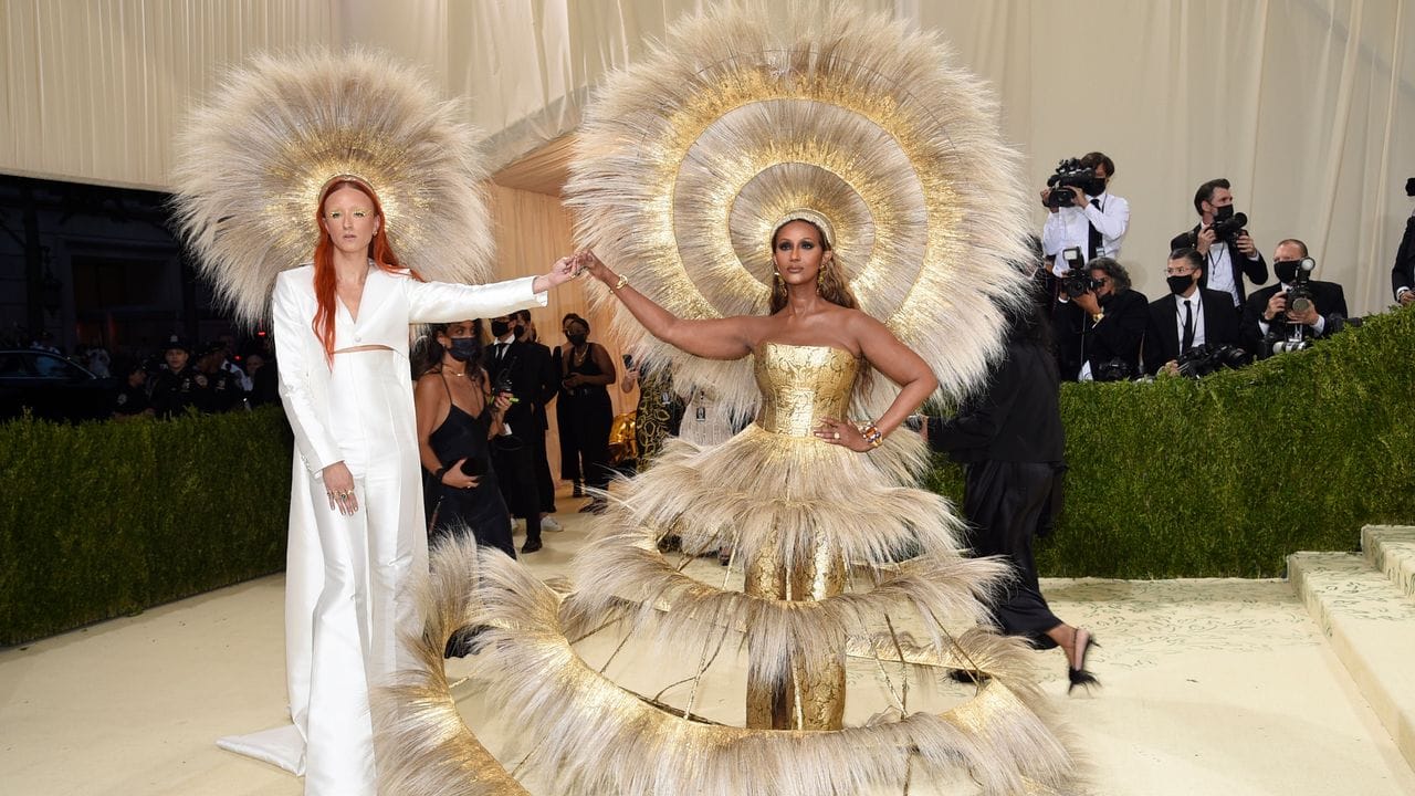 Designerin Harris Reed (l) und Model Iman kommen zur Met-Gala. Designerin Harris Reed (l) und Model Iman kommen zur Met-Gala.