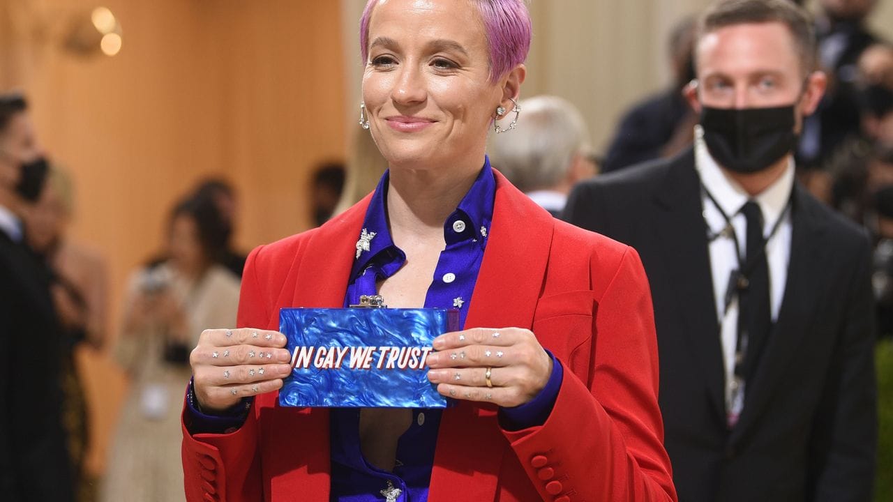 "In Gay We Trust": US-Fußballerin Megan Rapinoe nutzt den Foto-Call für ein politisches Statement. "In Gay We Trust": US-Fußballerin Megan Rapinoe nutzt den Foto-Call für ein politisches Statement.