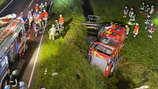 Das Einsatzfahrzeug im Graben: Vermutlich war es ein Reifenplatzer, der zum Unfall führte.