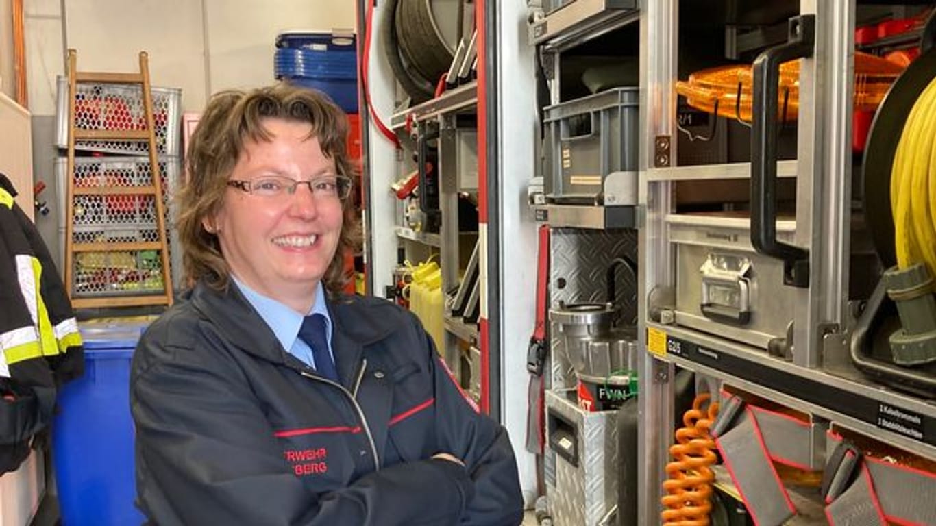 Claudia Herzog steht in den Räumen der Freiwilligen Feuerwehr in Lauf am Holz in Nürnberg: Die 45-Jährige ist die erste Stadtbrandrätin in Bayern.