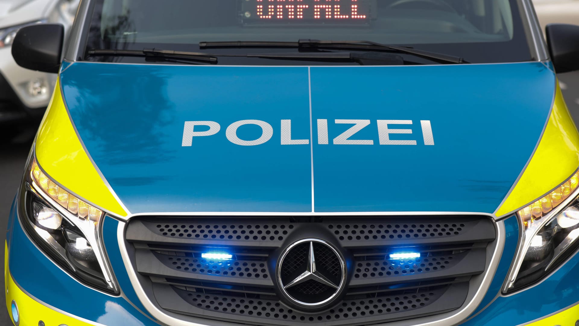 "Unfall" steht in Leuchtschrift in einem Polizeiauto (Symbolbild): In Leipzig hat es einen Unfall auf einer Brücke gegeben.