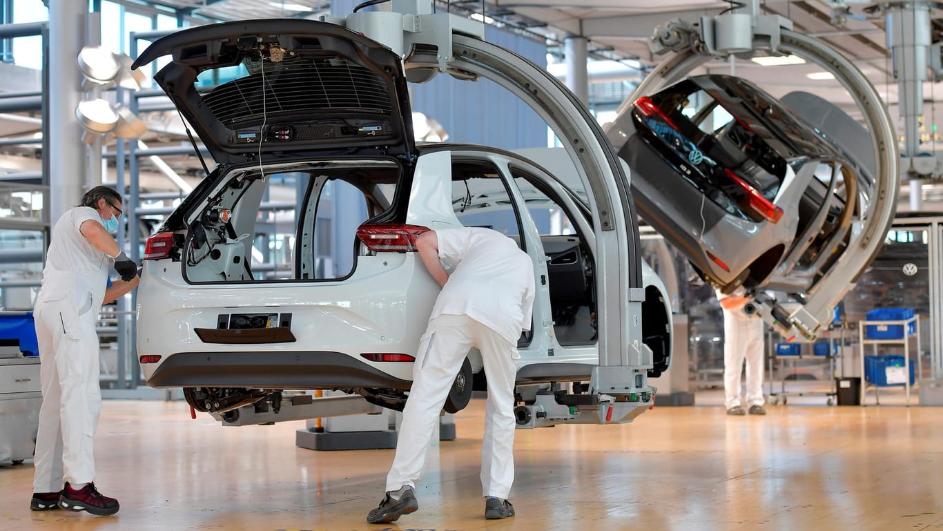Eine Produktionslinie im Dresdner VW-Werk: Der Chipmangel macht gerade der Autoindustrie schwer zu schaffen.