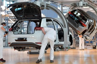 Eine Produktionslinie im Dresdner VW-Werk: Der Chipmangel macht gerade der Autoindustrie schwer zu schaffen.