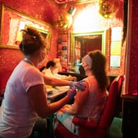 Eine junge Frau lässt sich in einer Bar im Stadtteil St. Pauli gegen das Coronavirus impfen: Die Aktion wurde gut angenommen.