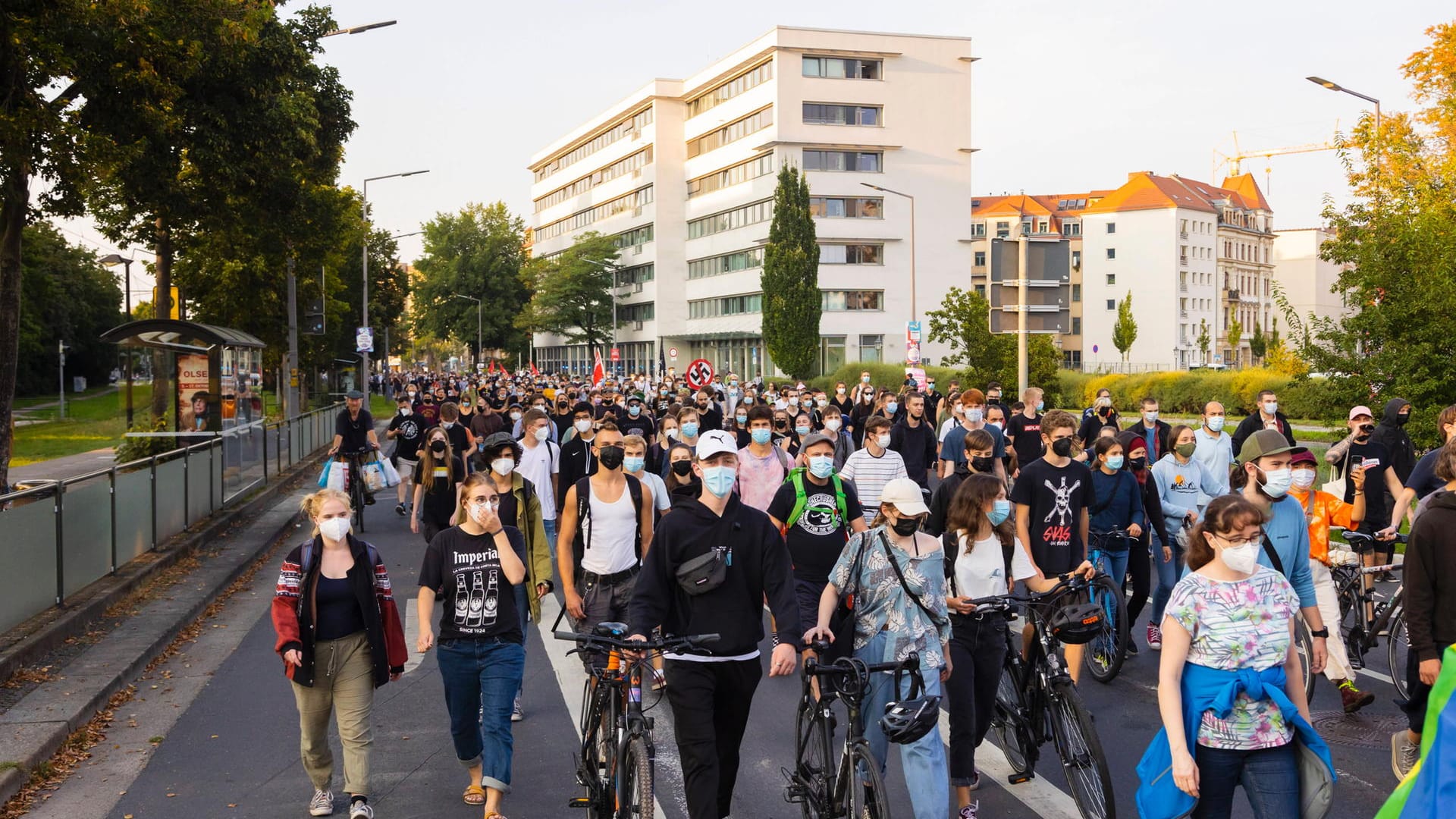 Demonstration in Dresden: Unter dem Motto "Dresden blockiert – klare Kante gegen völkische Hetze" hatte die Antifa Dresden zu einer Gegendemo aufgerufen.