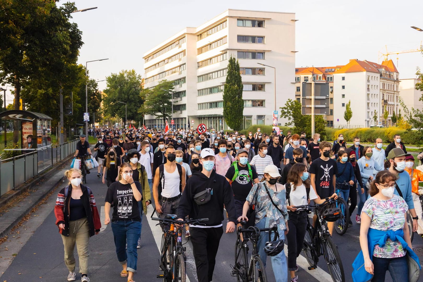 Demonstration in Dresden: Unter dem Motto "Dresden blockiert – klare Kante gegen völkische Hetze" hatte die Antifa Dresden zu einer Gegendemo aufgerufen.