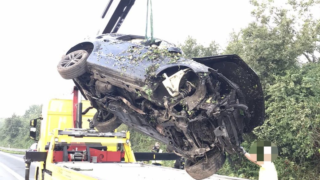 Der verunfallte Audi: Zwei Personen wurden bei einem Unfall auf der A31 schwer verletzt. Der verunfallte Audi: Zwei Personen wurden bei einem Unfall auf der A31 schwer verletzt.