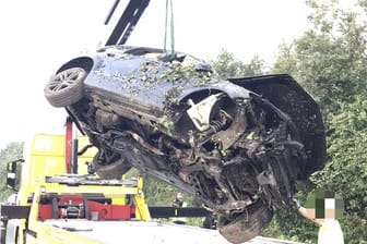 Der verunfallte Audi: Zwei Personen wurden bei einem Unfall auf der A31 schwer verletzt.