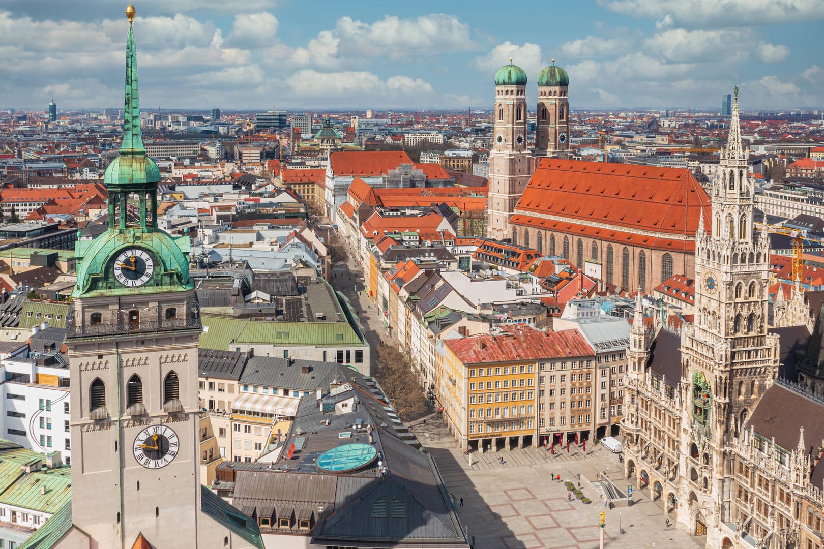 Marienplatz, Neues Rathaus und Frauenkirche von oben (Archivbild): In München sind die Direktmandate in den Wahlkreisen hart umkämpft.