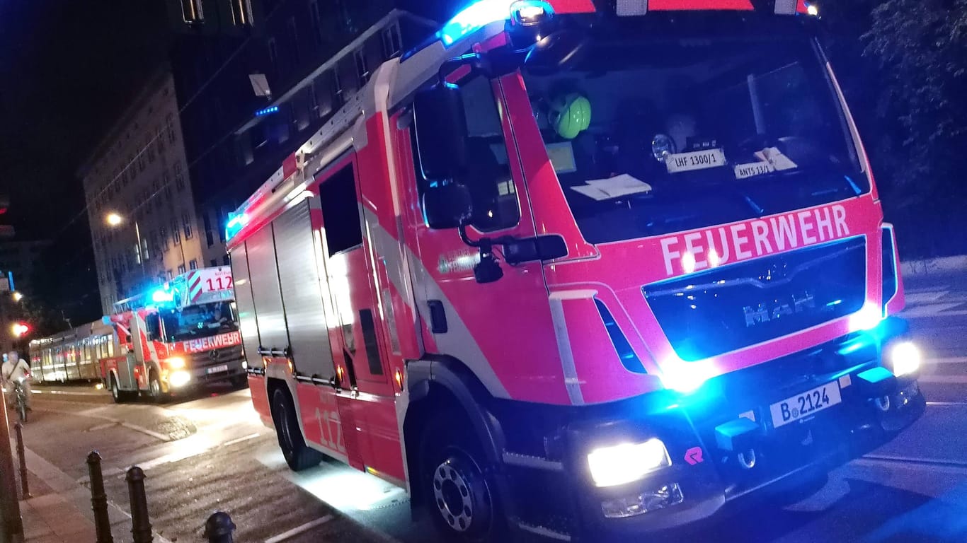 Ein Einsatzwagen der Berliner Feuerwehr (Symbolbild): Ein politisches Tatmotiv wird geprüft.