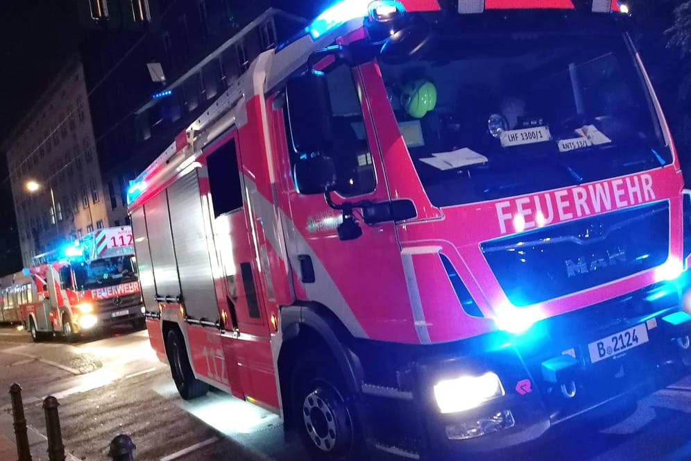 Ein Einsatzwagen der Berliner Feuerwehr (Symbolbild): Ein politisches Tatmotiv wird geprüft.