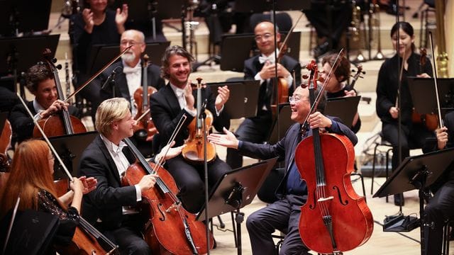 Der Cellist Yo-Yo Ma (vorne, r) erhält den Kunstpreis Praemium Imperiale. Der Cellist Yo-Yo Ma (vorne, r) erhält den Kunstpreis Praemium Imperiale.