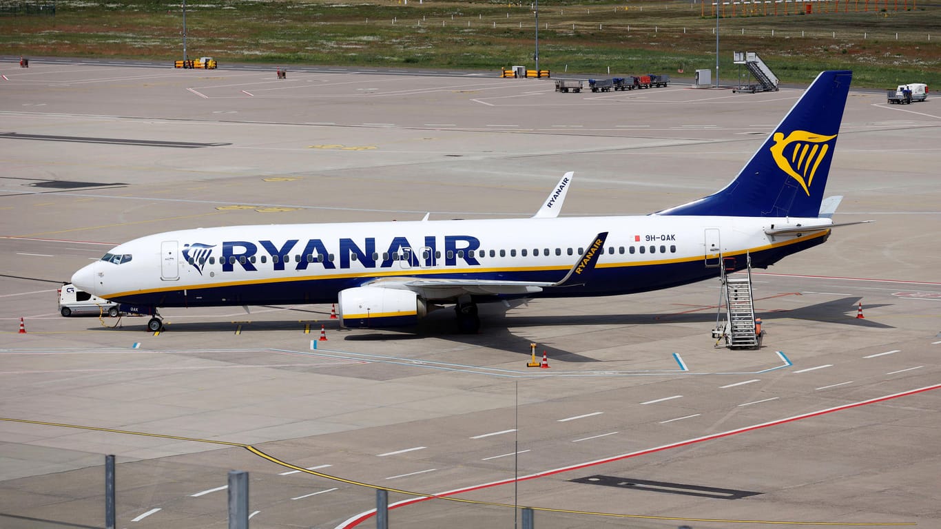 Ein Ryanair-Flieger am Köln Bonn Airport (Archivbild): Weil ein Passagier mit dem Rauchen nicht warten konnte, musste die Polizei anrücken.