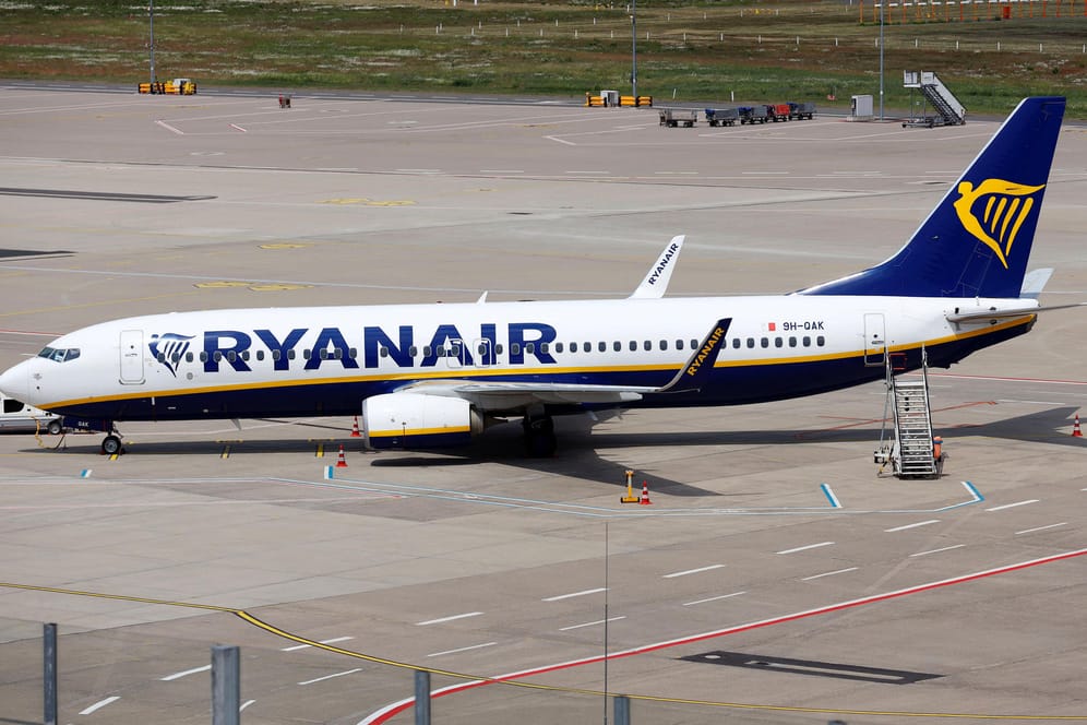 Ein Ryanair-Flieger am Köln Bonn Airport (Archivbild): Weil ein Passagier mit dem Rauchen nicht warten konnte, musste die Polizei anrücken.
