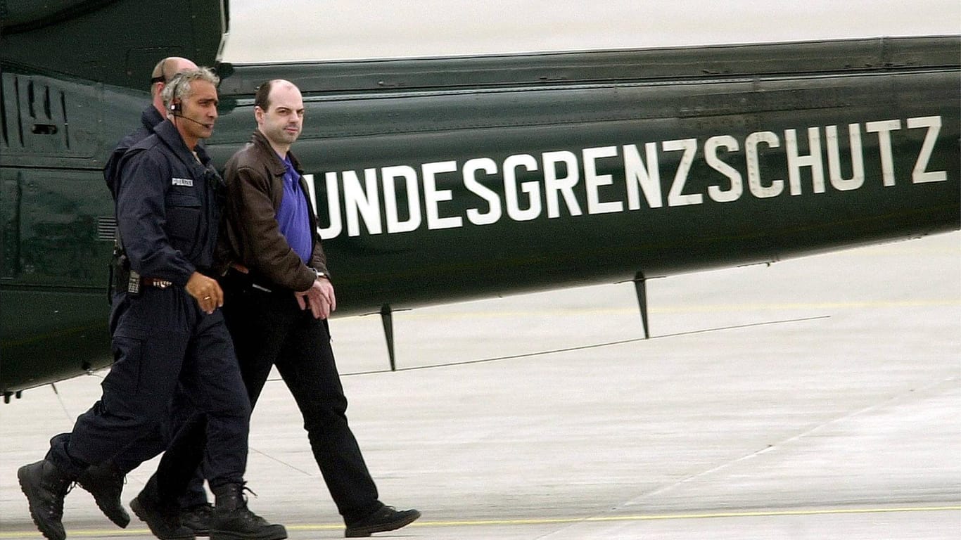 Polizisten überführen Thomas Drach (Archivbild): Fahnder hatten ihn 1998 in Argentinien aufgestöbert. Er wurde nach Hamburg überführt und vor Gericht gestellt.