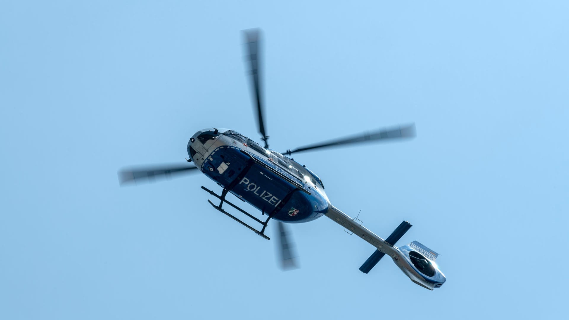 Ein Hubschrauber der Polizei (Archivbild): In Essen-Borbeck kommt es derzeit zu einem Großeinsatz der Polizei. Ein Hubschrauber der Polizei (Archivbild): In Essen-Borbeck kommt es derzeit zu einem Großeinsatz der Polizei.