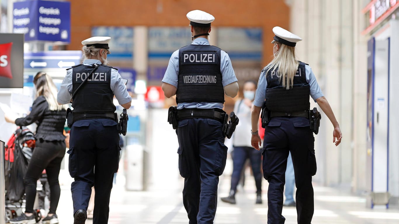 Eine Streife der Bundespolizei im Kölner Hauptbahnhof (Archivbild): Nach Angriffen auf drei Personen konnte ein aggressiver Mann festgenommen werden.