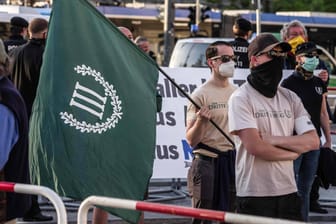 Mitglieder der rechtsextremen Splitterpartei "III. Weg" auf einer Kundgebung: Ein umstrittenes Wahlplakat der Partei darf laut eines Gerichtsurteils weiter in Zwickau aufgehängt werden.