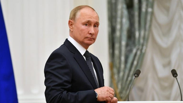 Wladimir Putin: Russlands Präsident muss sich in Isolation begeben.