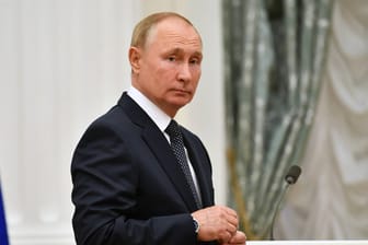 Wladimir Putin: Russlands Präsident muss sich in Isolation begeben.