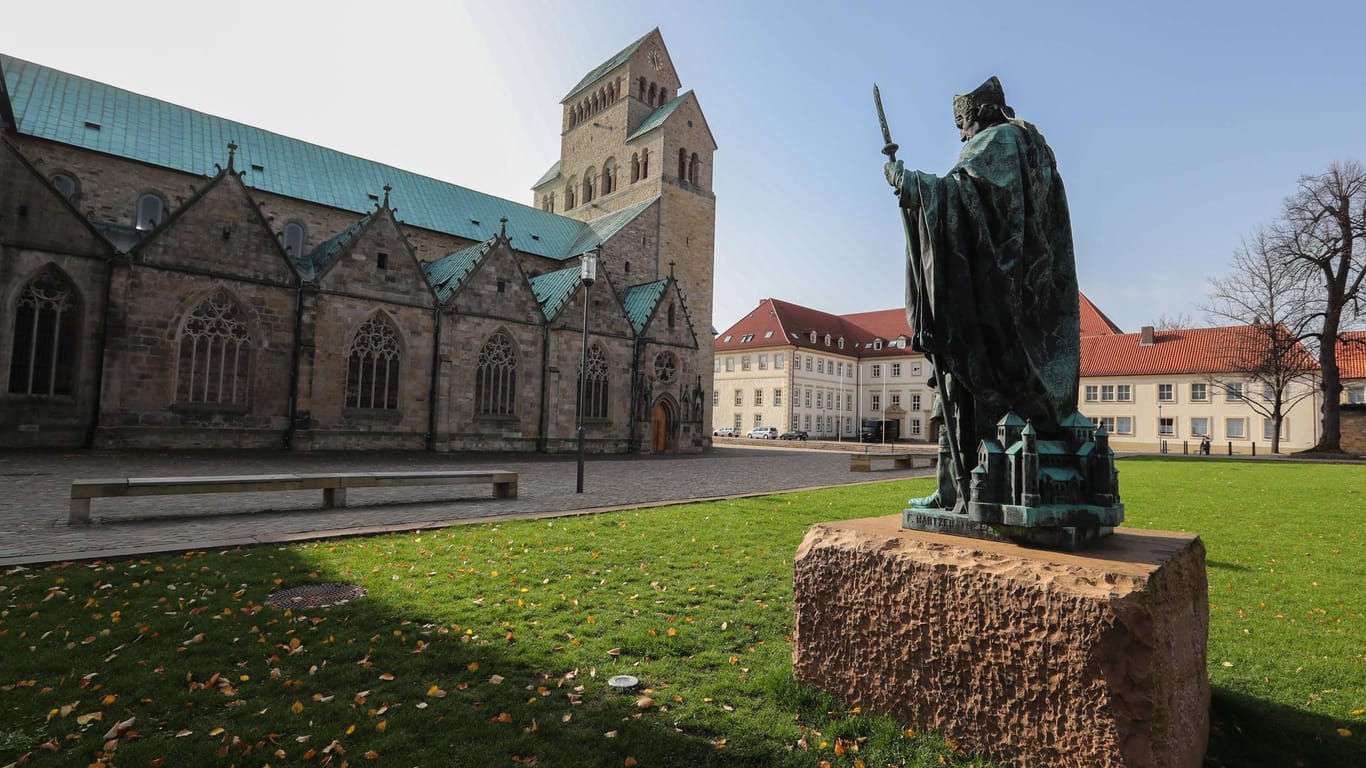 Mariendom in Hildesheim: Das Bistum hat eine Untersuchung über den Missbrauchsvorwurf gegen Alt-Bischof Heinrich Maria Janssen sowie Pater Peter R. vorgestellt.