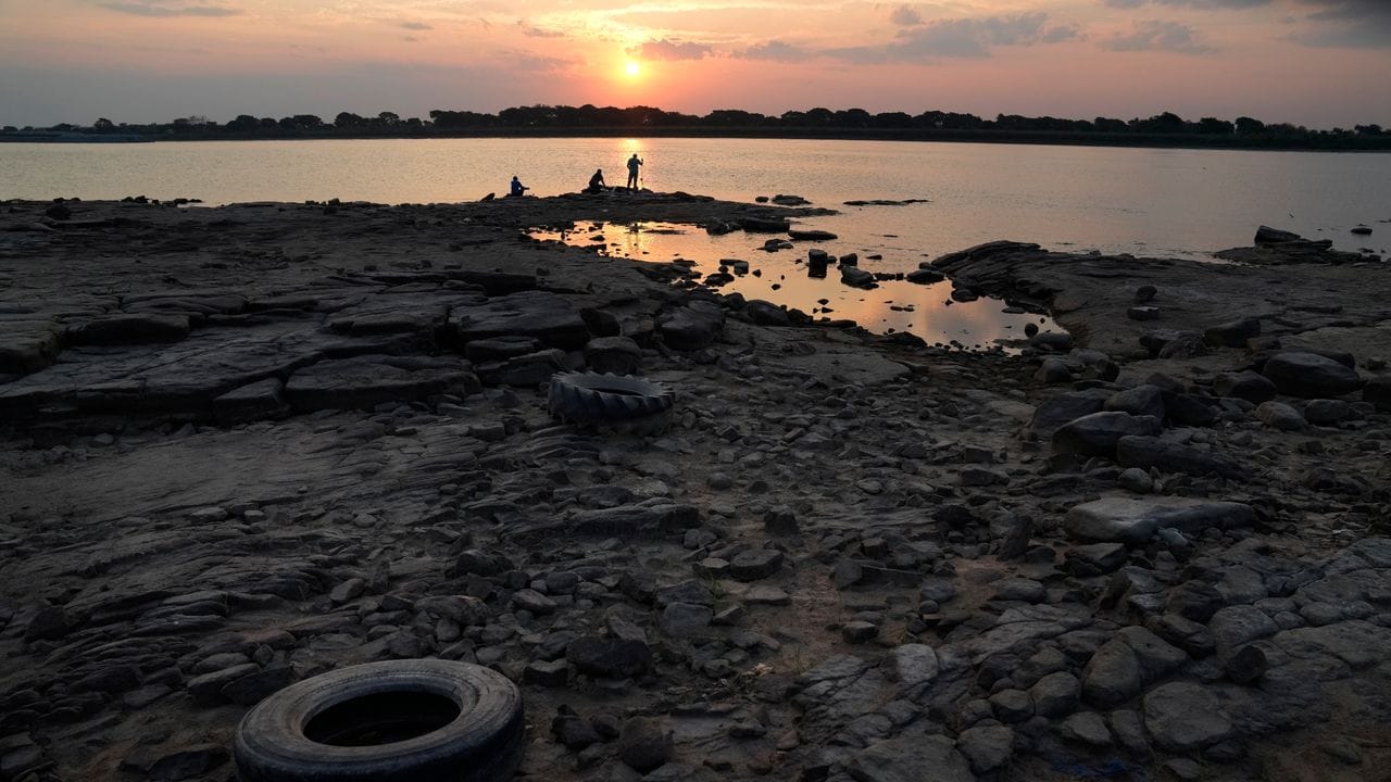 Menschen angeln am Ufer des Paraguay-Flusses. Menschen angeln am Ufer des Paraguay-Flusses.