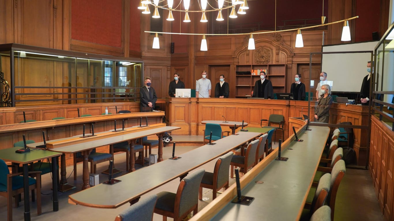 Blick in den Saal 500 des Kriminalgerichts Moabit: Hier hat der Prozess gegen den 30-jährigen, der acht Rohrbomben gebaut und gezündet haben soll begonnen.