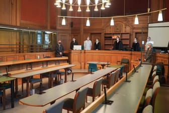 Blick in den Saal 500 des Kriminalgerichts Moabit: Hier hat der Prozess gegen den 30-jährigen, der acht Rohrbomben gebaut und gezündet haben soll begonnen.