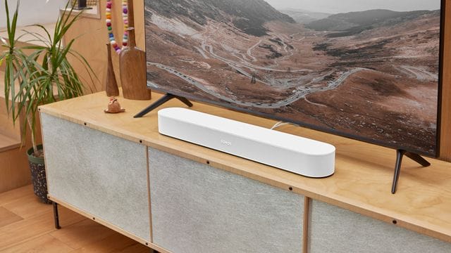 Neues Front-Design und Dolby Atmos für Filme wie Musik: Die neue Beam-Soundbar (499 Euro) bietet Sonos in Weiß und Schwarz an. Neues Front-Design und Dolby Atmos für Filme wie Musik: Die neue Beam-Soundbar (499 Euro) bietet Sonos in Weiß und Schwarz an.