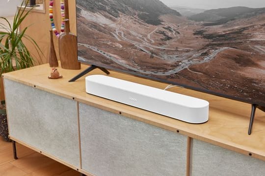 Neues Front-Design und Dolby Atmos für Filme wie Musik: Die neue Beam-Soundbar (499 Euro) bietet Sonos in Weiß und Schwarz an.