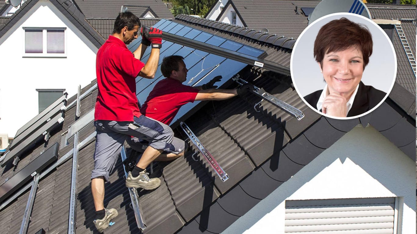 Dachdecker installieren Solarpanele: In Deutschland fehlen Fachkräfte.