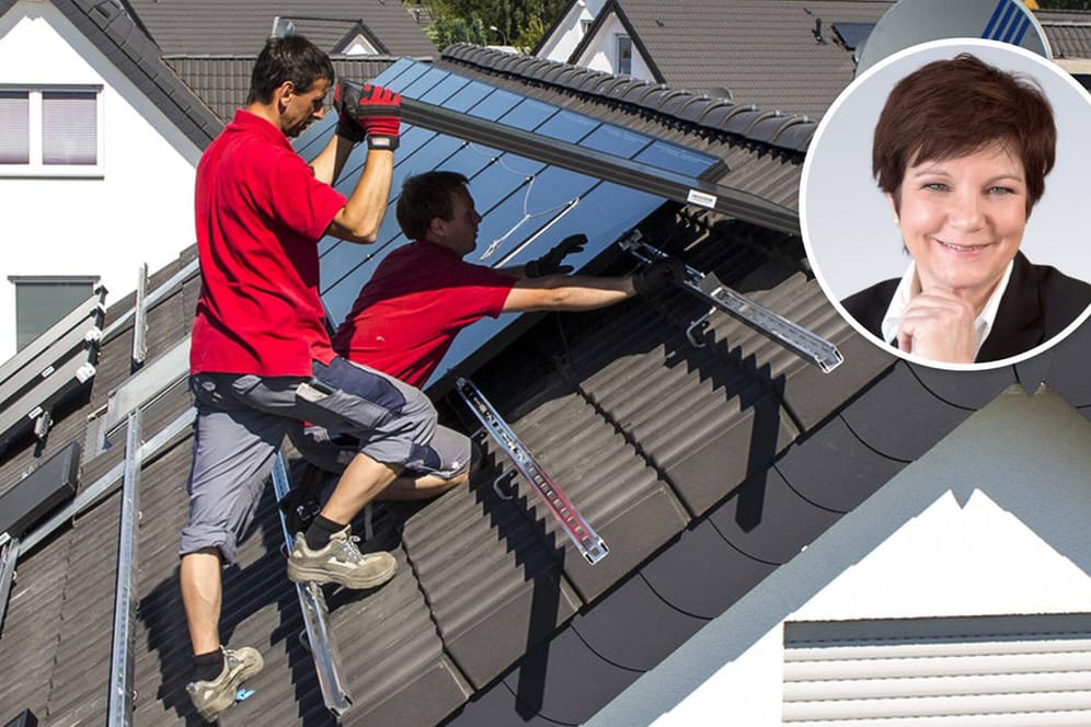 Dachdecker installieren Solarpanele: In Deutschland fehlen Fachkräfte.