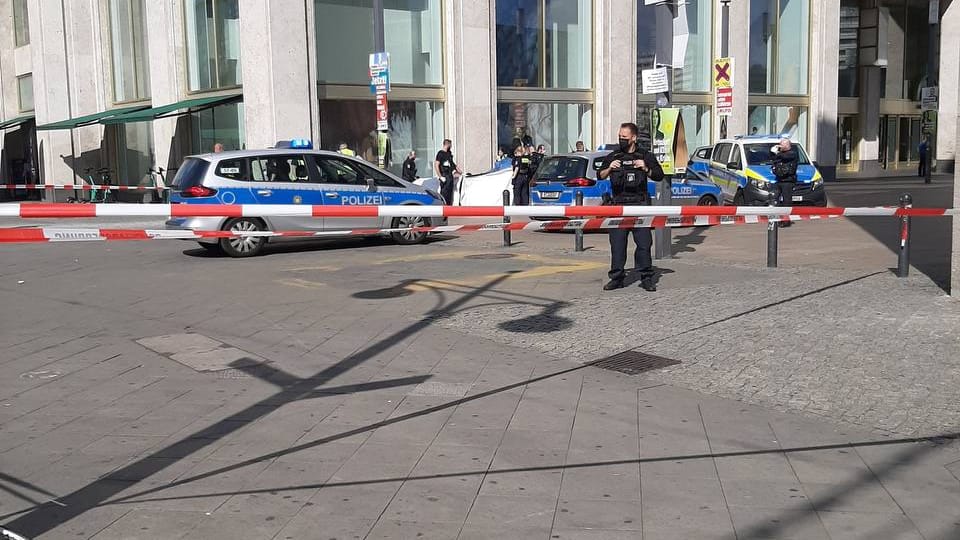 Einsatzkräfte am Berliner Alexanderplatz: Der Bereich wurde weiträumig abgesperrt.