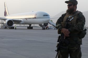 Ein Talibankämpfer bewacht ein Flugzeug auf dem Flughafen Kabul: Viele afghanische Ortskräfte warten vergebens auf Nachricht von deutschen Behörden.
