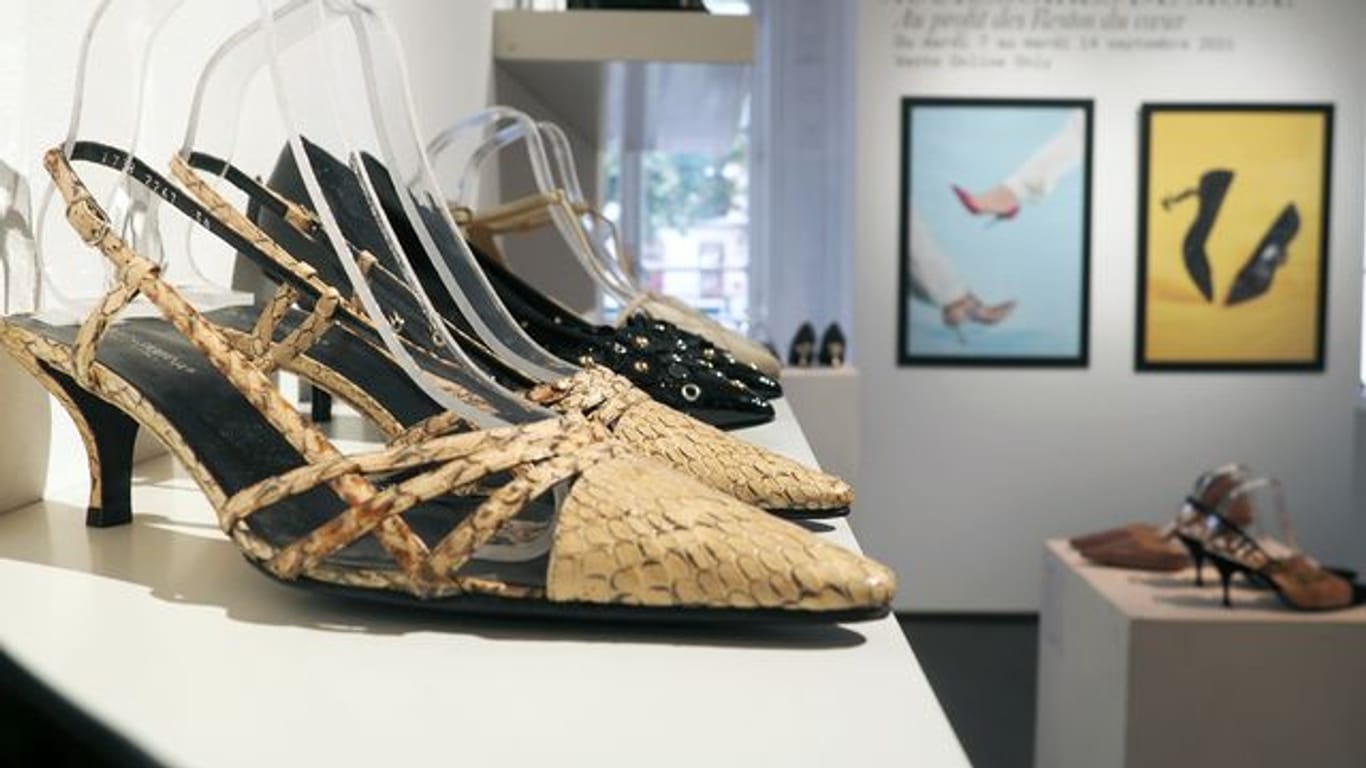 Schuhe der französischen Schauspielerin Catherine Deneuve im Pariser Auktionshaus Artcurial.