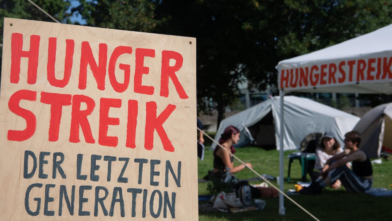 Das Camp der Klimaaktivisten: Sie streiken nach eigenen Angaben unbefristet seit dem 30. August und sind zwischen 18 und 27 Jahre alt.