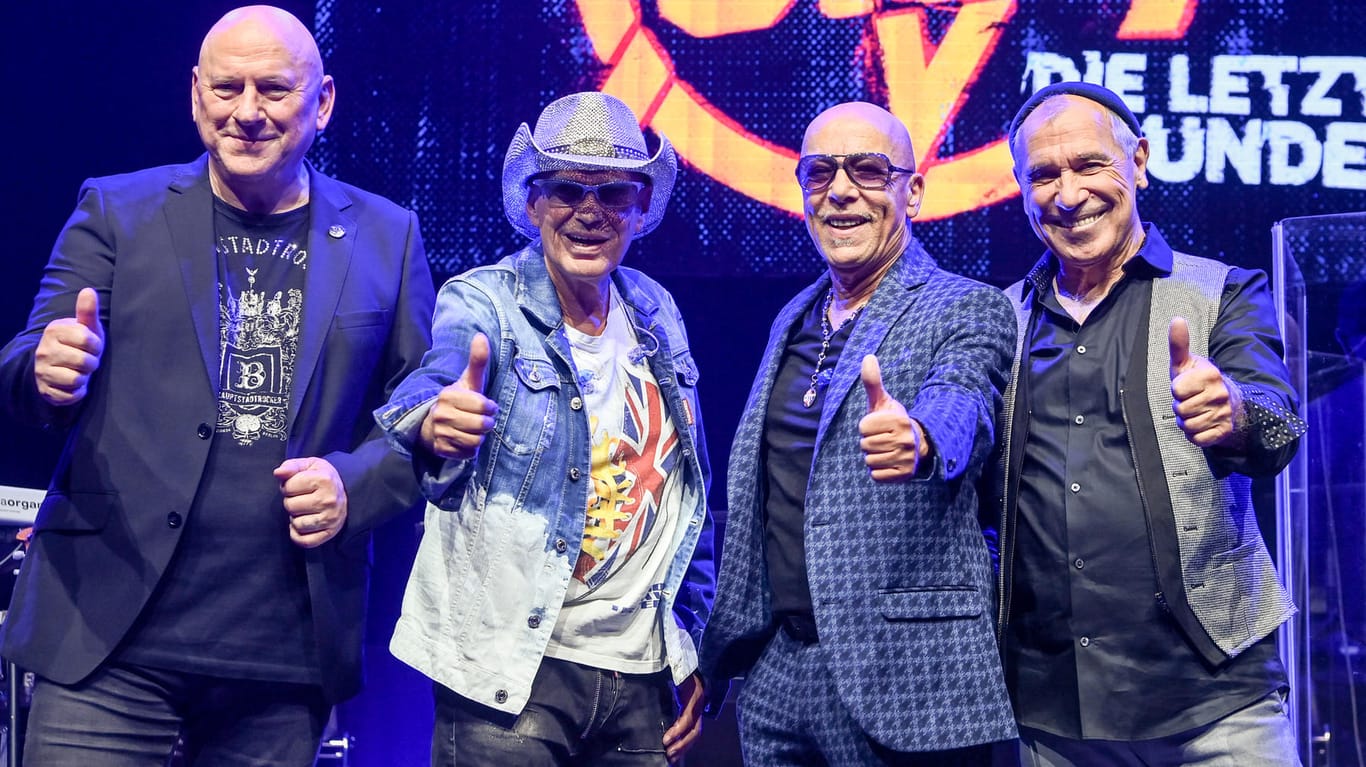 Die Musiker Manfred Hennig, Toni Krahl, Fritz Puppel und Georgi Gogow von der Band City: Die Gruppe will sich im kommenden Jahr auflösen.