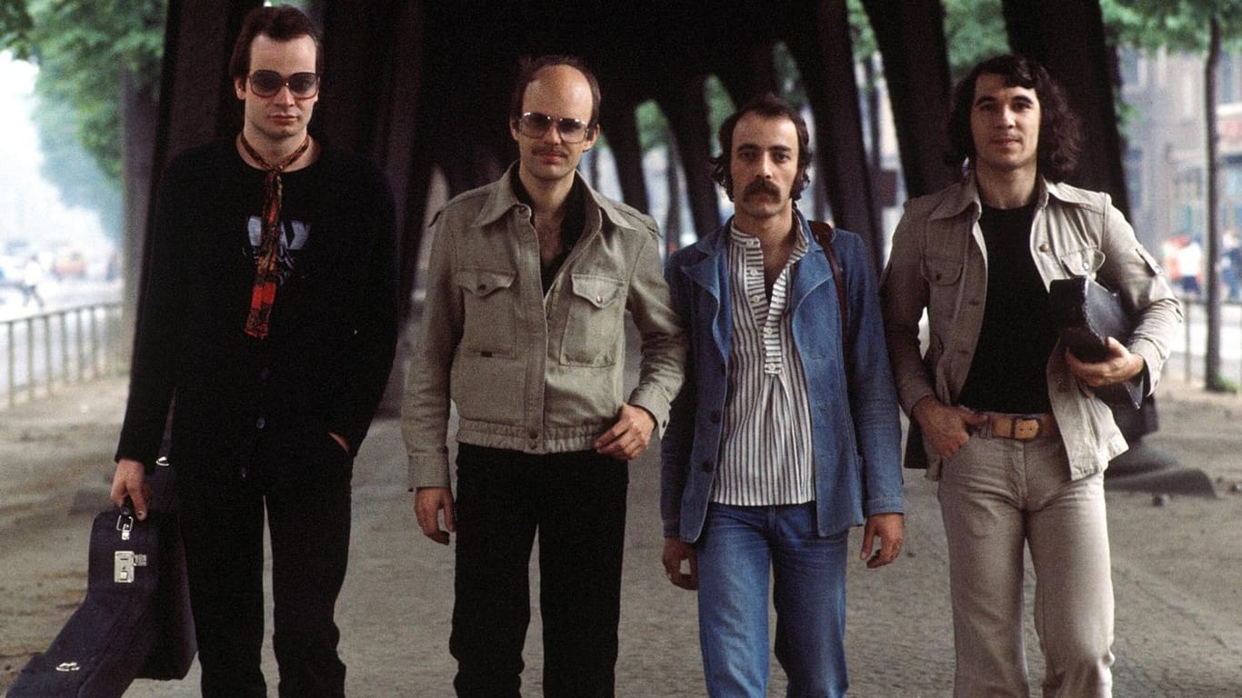 Ein Foto von 1983: Klaus Selmke, Fritz Puppel, Toni Krahl und Georgi Gogow von City posieren in Ost-Berlin.