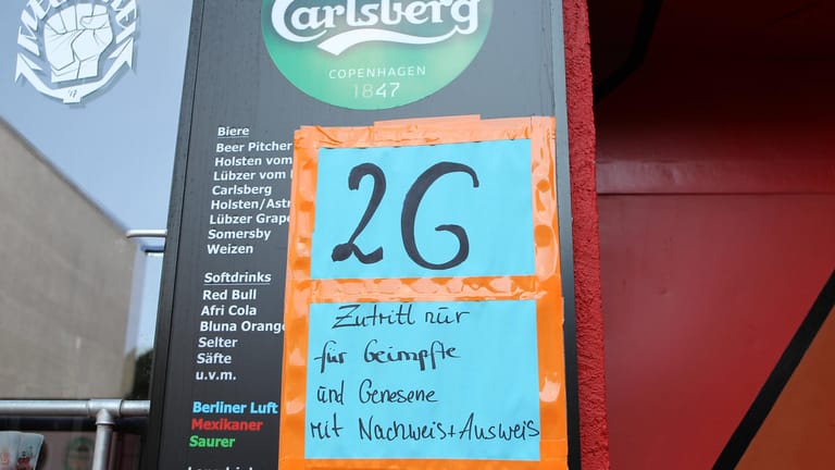 Ein Schild weist an einer Bar auf die 2G-Regel hin (Symbolbild): In Berlin werden Gastronomen nun vor die Qual der Wahl gestellt.