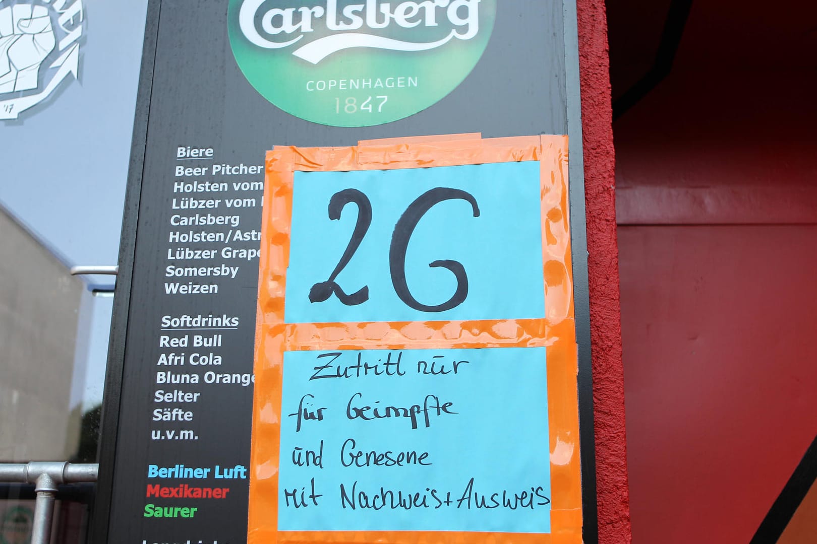 Ein Schild weist an einer Bar auf die 2G-Regel hin (Symbolbild): In Berlin werden Gastronomen nun vor die Qual der Wahl gestellt.