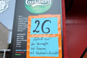 Ein Schild weist an einer Bar auf die 2G-Regel hin (Symbolbild): In Berlin werden Gastronomen nun vor die Qual der Wahl gestellt.