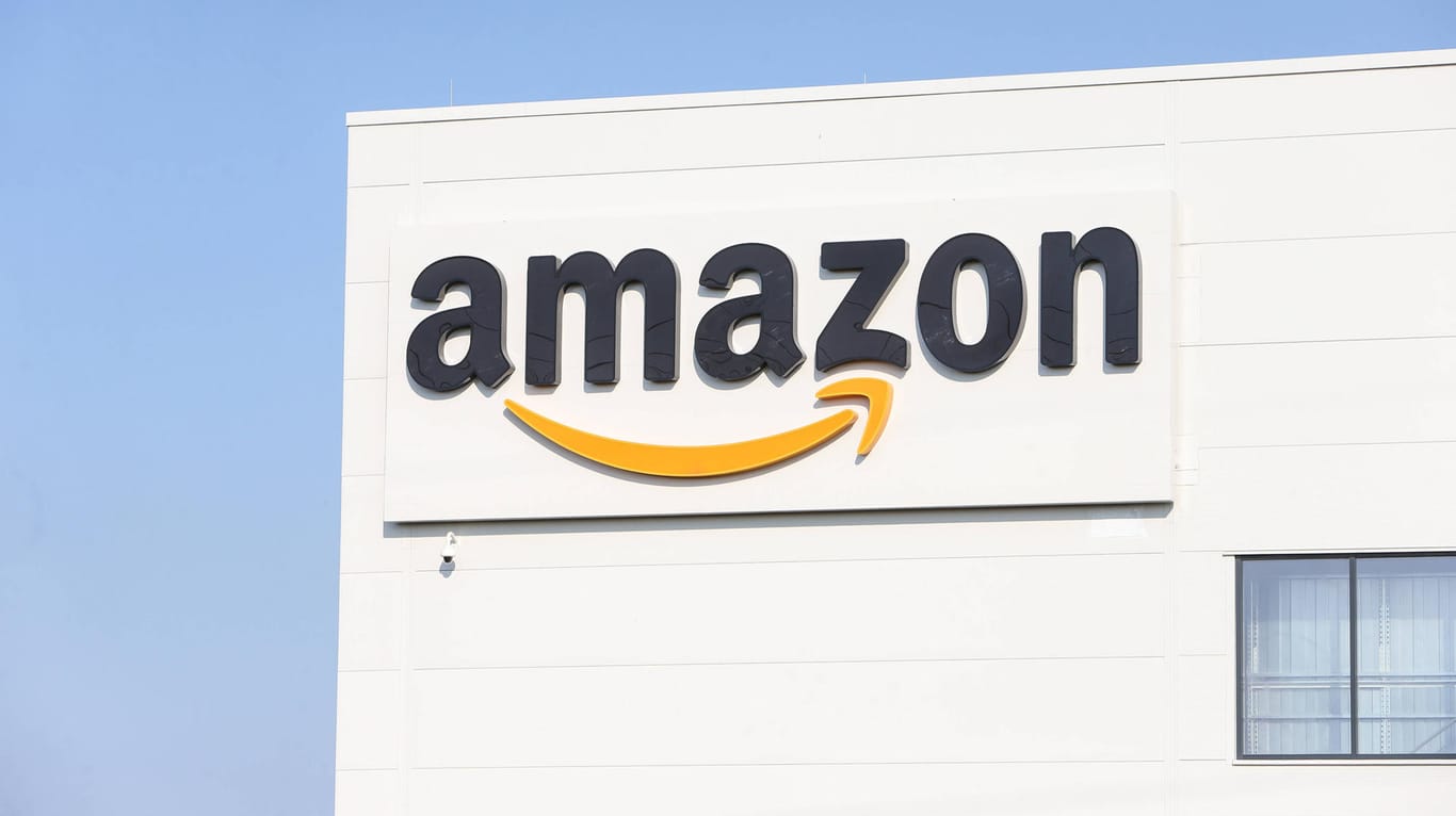 Logo von Amazon am Logistikzentrum Osterweddingen (Symbolbild): Der Onlinehändler schafft in den USA 125.000 neue Jobs.