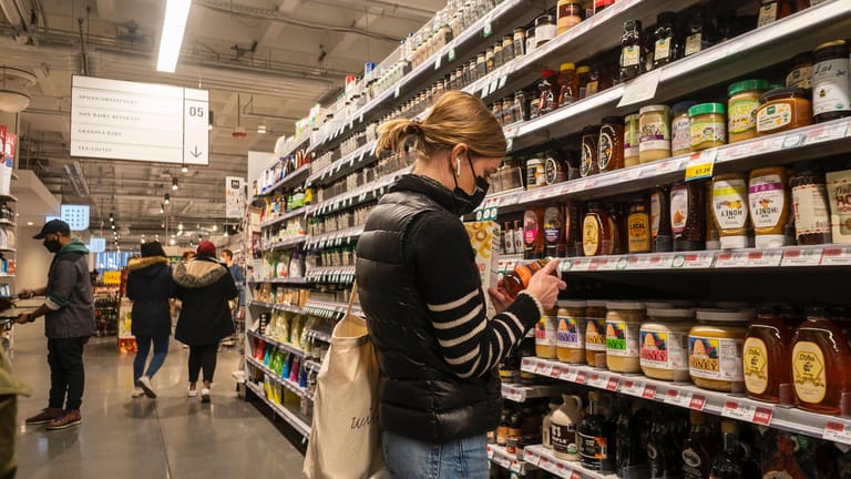 Kunden in einer Filiale der US-amerikanischen Supermarktkette Whole Foods (Symbolbild): Der Anstieg der Verbraucherpreise sind im August leicht zurückgegangen.