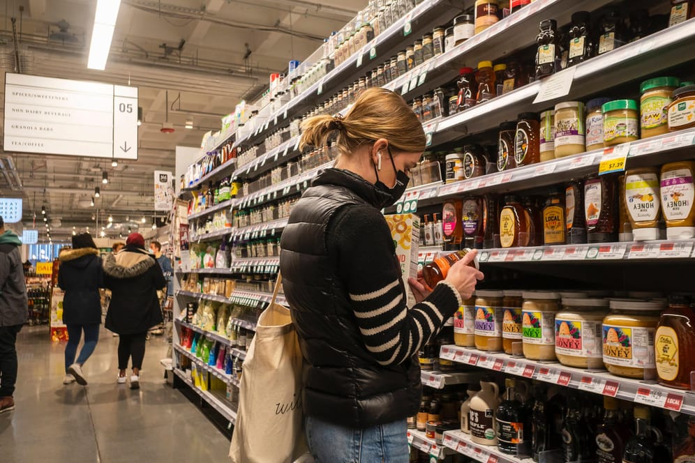 Kunden in einer Filiale der US-amerikanischen Supermarktkette Whole Foods (Symbolbild): Der Anstieg der Verbraucherpreise sind im August leicht zurückgegangen.