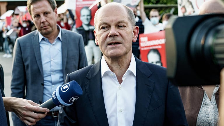 SPD-Kanzlerkandidat Olaf Scholz bei einem Wahlkampftermin: Nach der Razzia im Finanzministerium will die Opposition im Bundestag eine Sondersitzung.