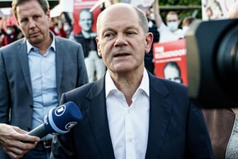 SPD-Kanzlerkandidat Olaf Scholz bei einem Wahlkampftermin: Nach der Razzia im Finanzministerium will die Opposition im Bundestag eine Sondersitzung.